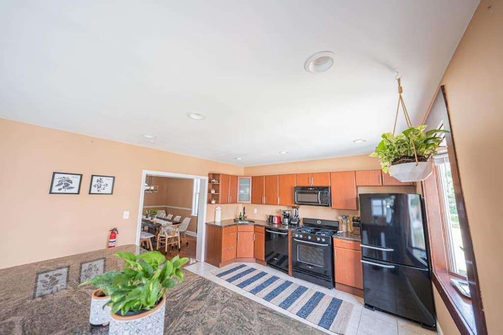 7br 7ba Big House 1 Block From Tropicana And *